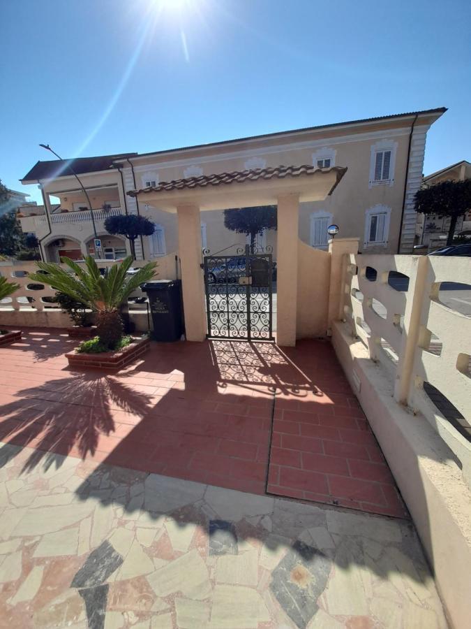 Bouganville Casa Vacanza Ambiente Climatizzato Con Wi Fi Pineto Exterior foto